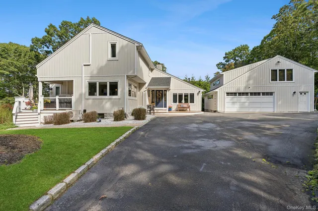 a view of a yard in front of house