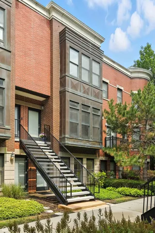 $665,000 | 834 West Village Court, Chicago, IL 60608