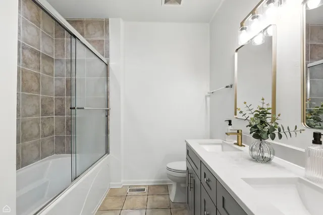 $665,000 | 834 West Village Court, Chicago, IL 60608