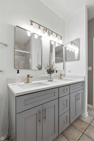 $665,000 | 834 West Village Court, Chicago, IL 60608