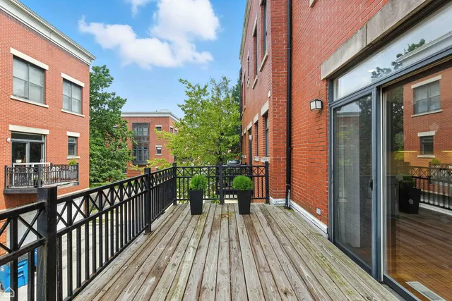 $665,000 | 834 West Village Court, Chicago, IL 60608