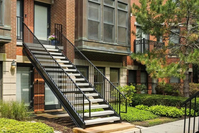 $665,000 | 834 West Village Court, Chicago, IL 60608