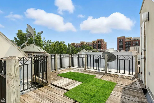 $665,000 | 834 West Village Court, Chicago, IL 60608