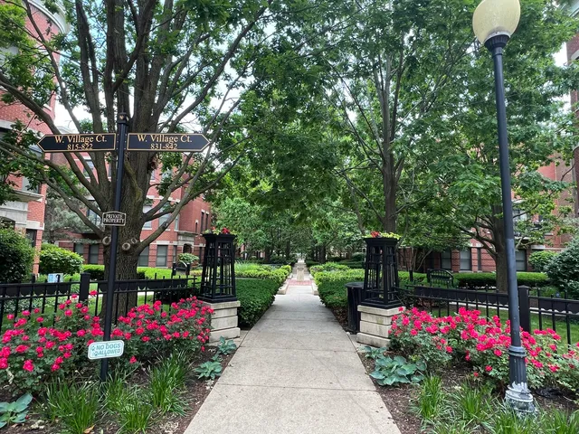 $665,000 | 834 West Village Court, Chicago, IL 60608