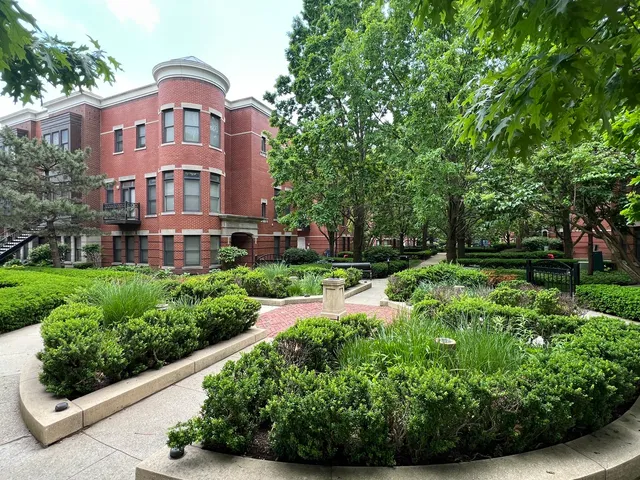 $665,000 | 834 West Village Court, Chicago, IL 60608