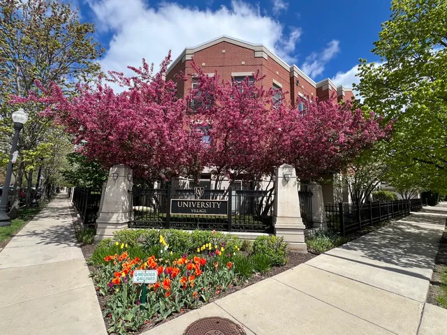 $665,000 | 834 West Village Court, Chicago, IL 60608