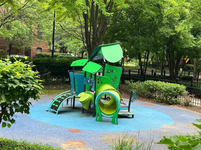 $665,000 | 834 West Village Court, Chicago, IL 60608