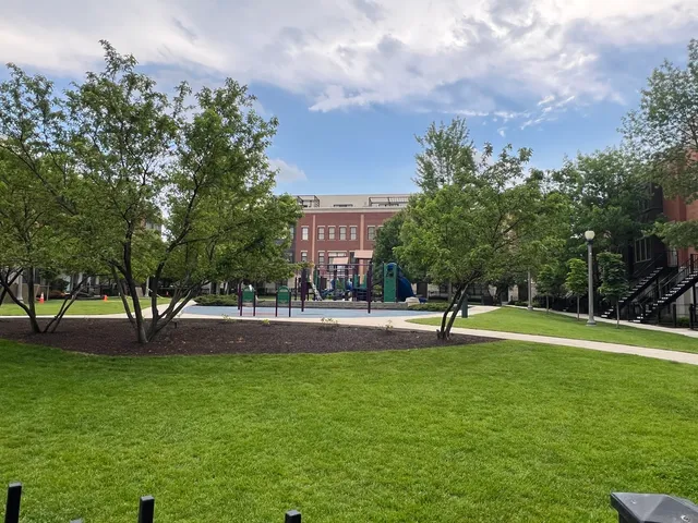 $665,000 | 834 West Village Court, Chicago, IL 60608