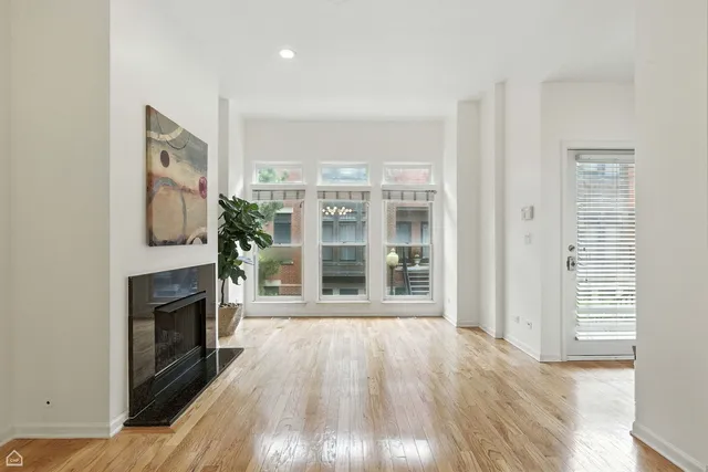 $665,000 | 834 West Village Court, Chicago, IL 60608