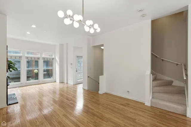 $665,000 | 834 West Village Court, Chicago, IL 60608