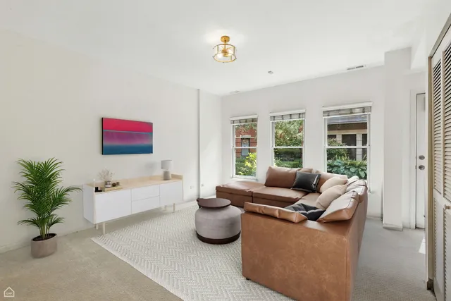 $665,000 | 834 West Village Court, Chicago, IL 60608