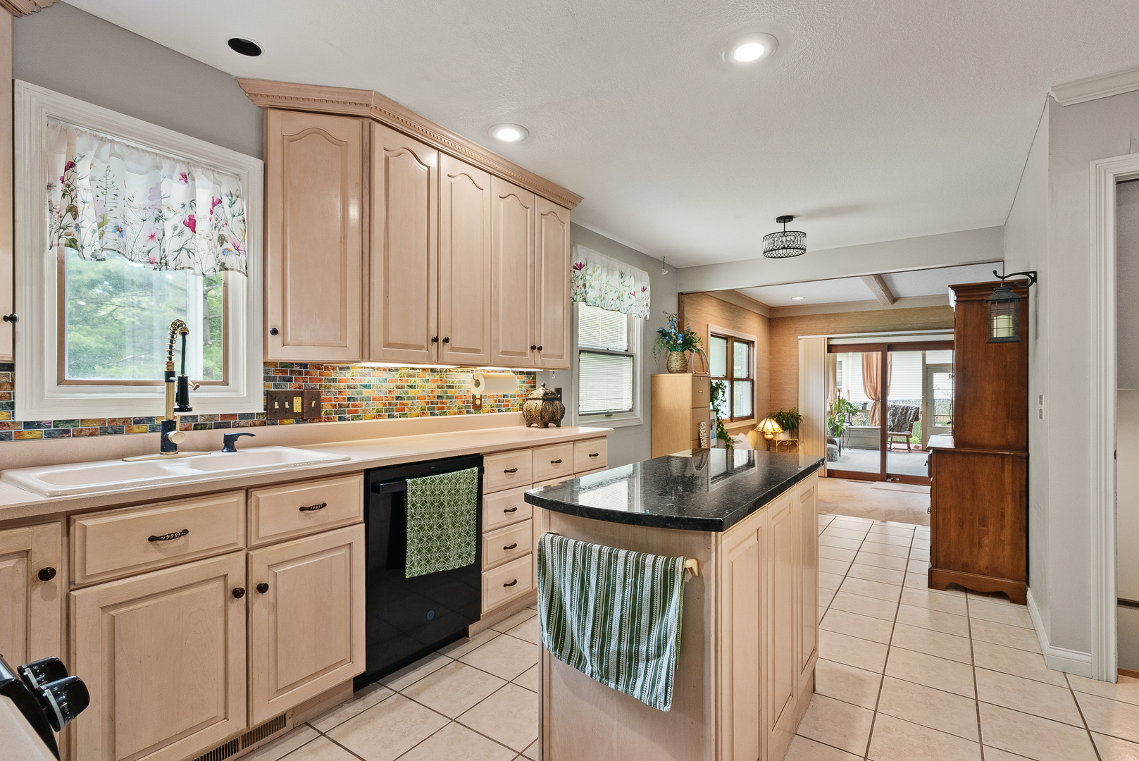 3726 Ridgewood Drive Davenport, IA 52807 - Photo 10 of 58