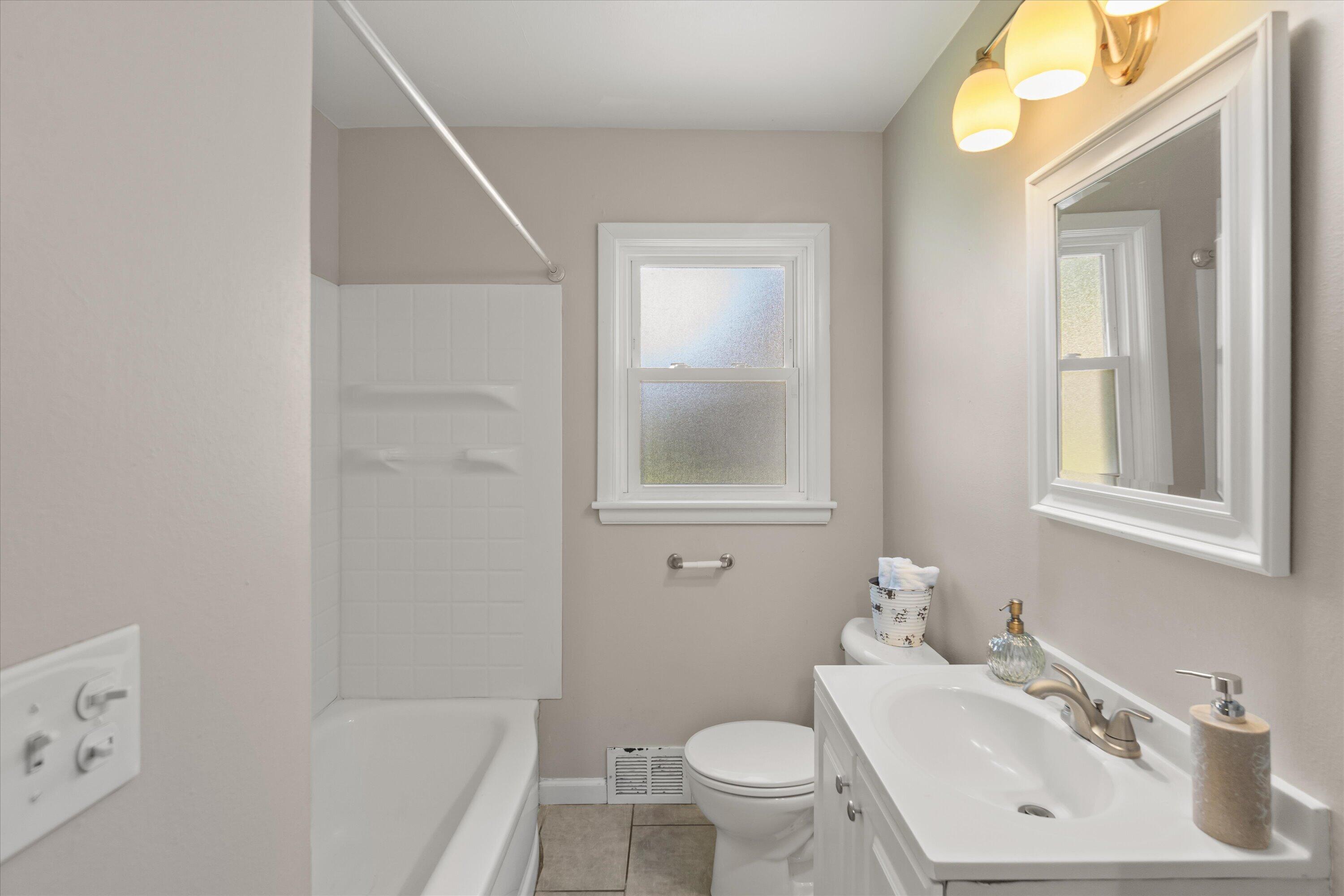 4516 North 78th Street Milwaukee, WI 53218 - Photo 14 of 34 Bathroom - Main