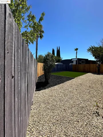 a view of a backyard