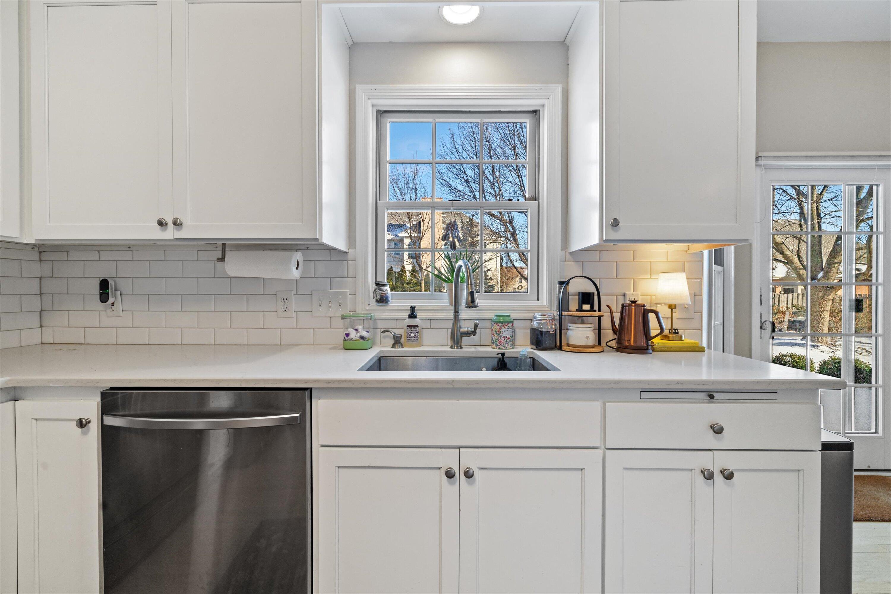 3518 17th Street Kenosha, WI 53144 - Photo 11 of 45 kitchen