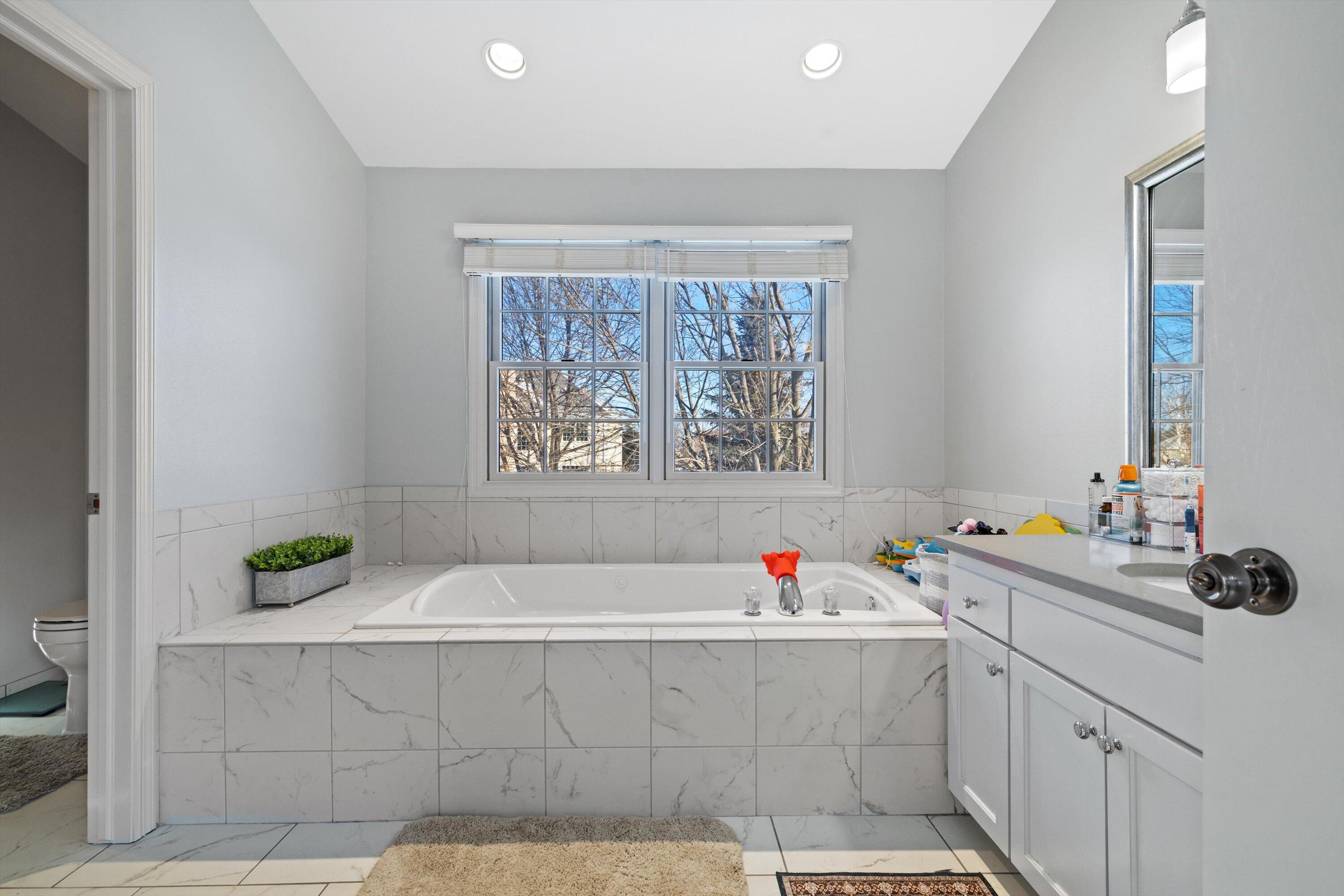 3518 17th Street Kenosha, WI 53144 - Photo 20 of 45 primary bathroom