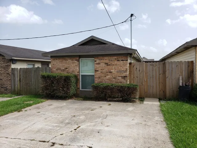 $1,200 | 230 Briarcliff Drive, Youngsville, LA 70592