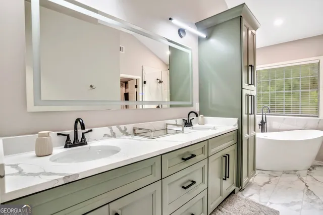 $380,000 | 8008 Clearview Circle, Riverdale, GA 30296