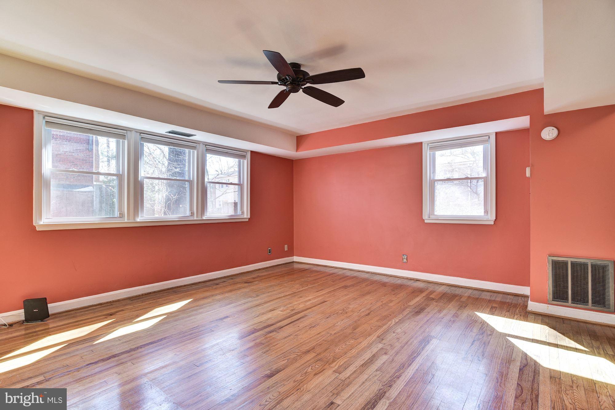 8516 Manchester Road, Unit 124 Silver Spring, MD 20901 - Photo 3 of 30 Living Room