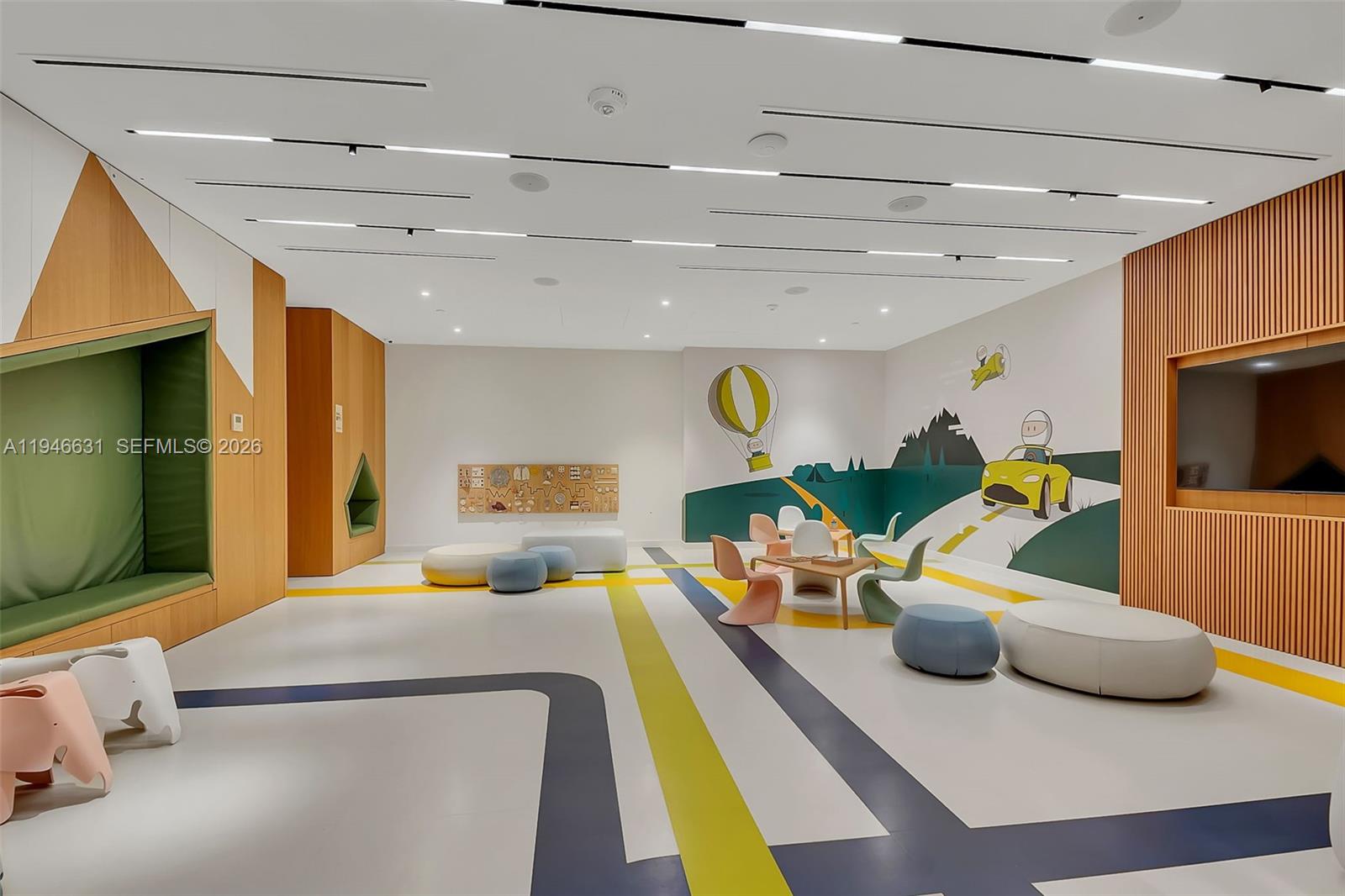 300 Biscayne Blvd Way, Unit 2808 Miami, FL 33131 - Photo 22 of 33 a bedroom with a bed and a flat tv screen