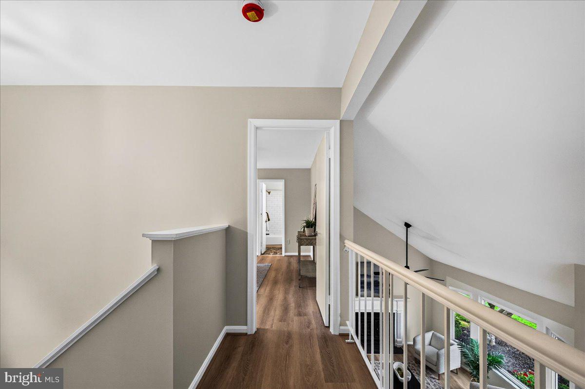 11057 Bishopsgate Court Reston, VA 20194 - Photo 28 of 72 Upper Level Hallway