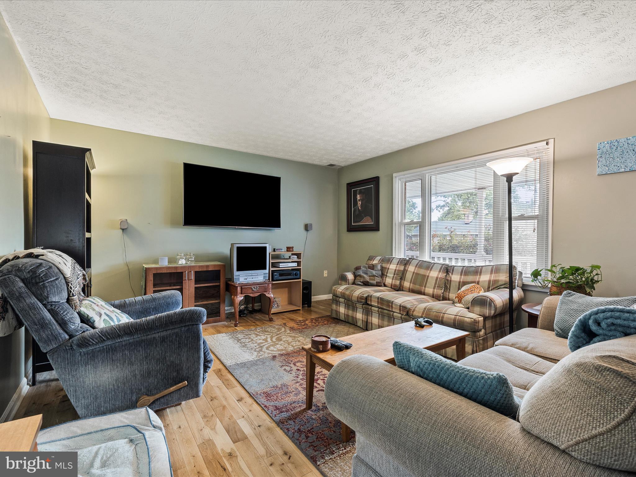303 Beechcroft Road Winchester, VA 22601 - Photo 7 of 34 Living Room