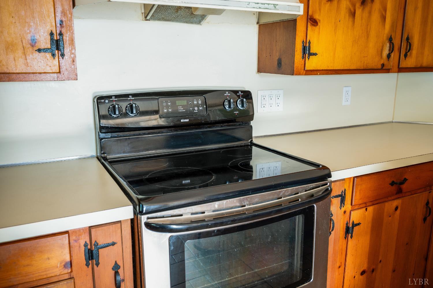 4550 Pumping Station Road Appomattox, VA 24522 - Photo 9 of 34 a stove top oven sitting inside of a kitchen