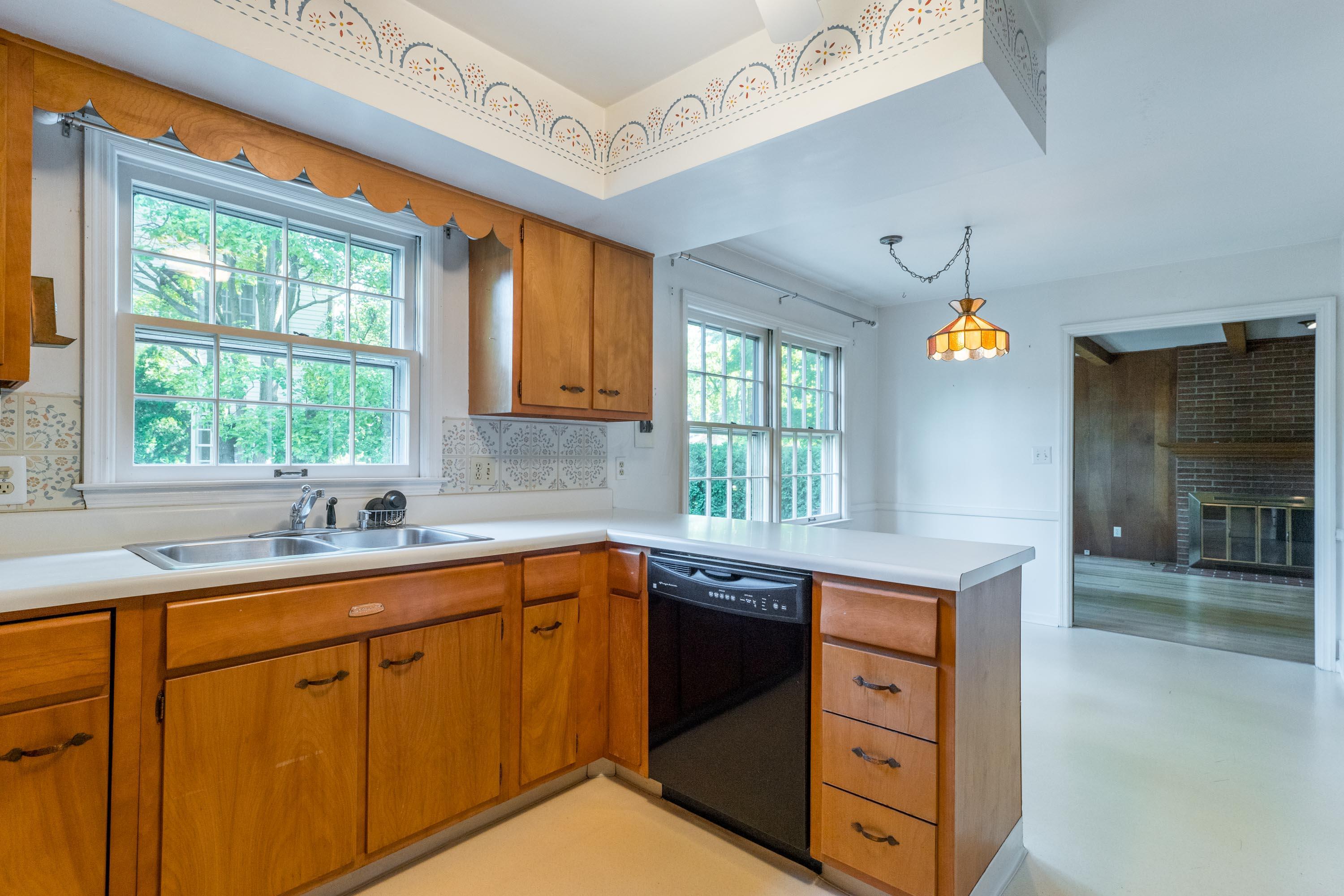 2030 Hythe Road Columbus, OH 43220 - Photo 11 of 51 014P1657496