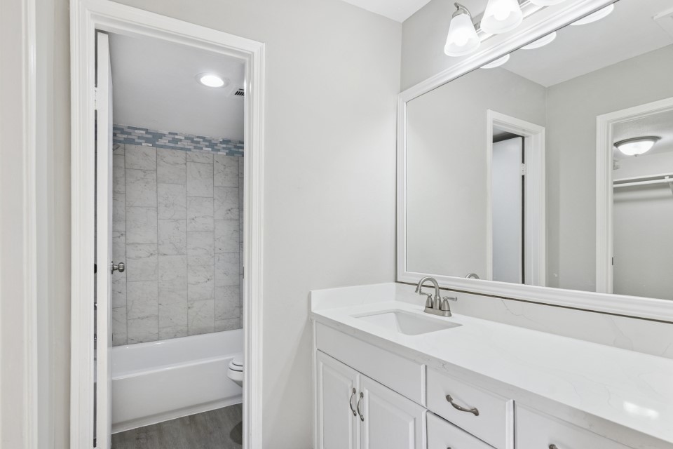 9707 Richmond Avenue, Unit 98 Houston, TX 77063 - Photo 20 of 24 a bathroom with a shower sink and mirror