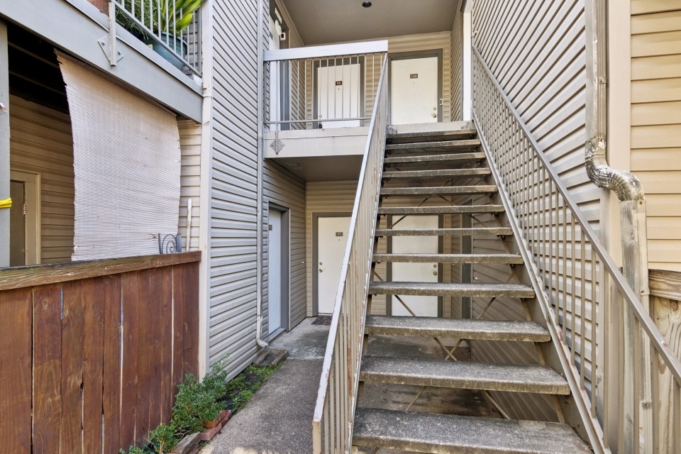 9707 Richmond Avenue, Unit 98 Houston, TX 77063 - Photo 2 of 24 a view of entryway with a front door
