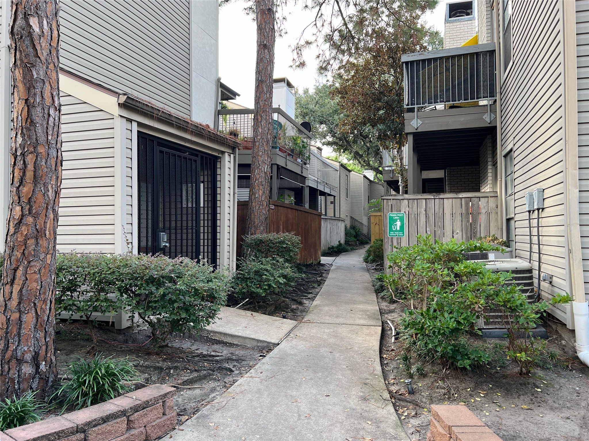 9707 Richmond Avenue, Unit 98 Houston, TX 77063 - Photo 23 of 24 a front view of a house with garden