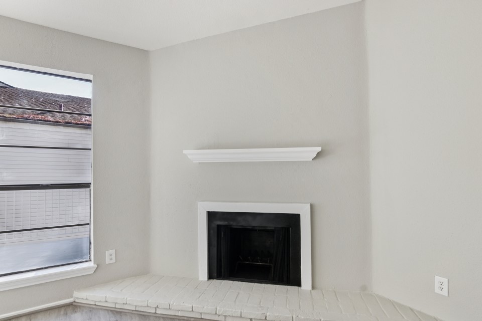 9707 Richmond Avenue, Unit 98 Houston, TX 77063 - Photo 7 of 24 a room with a fireplace