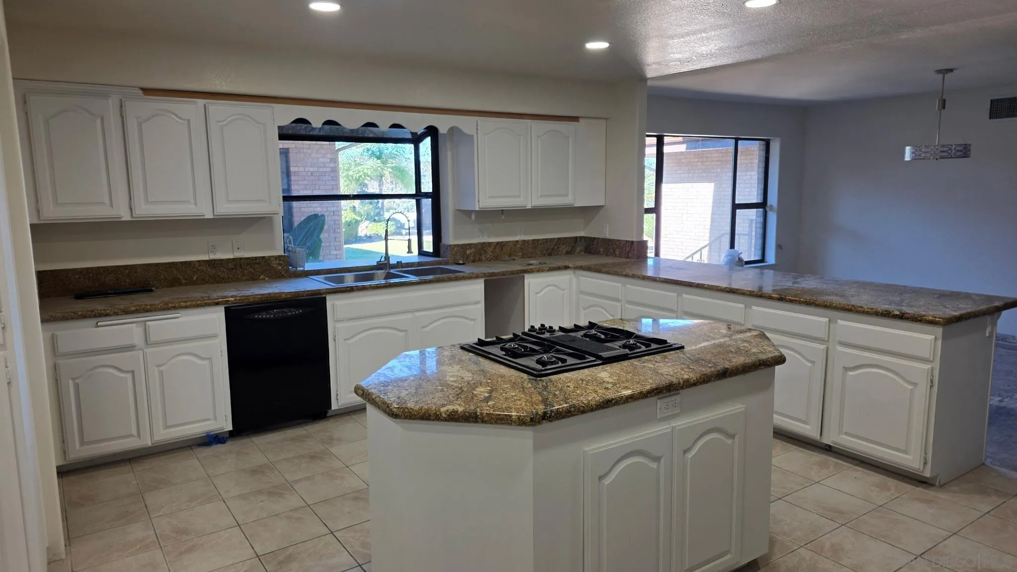 3725 Via Cielo Azul Alpine, CA 91901 - Photo 11 of 37