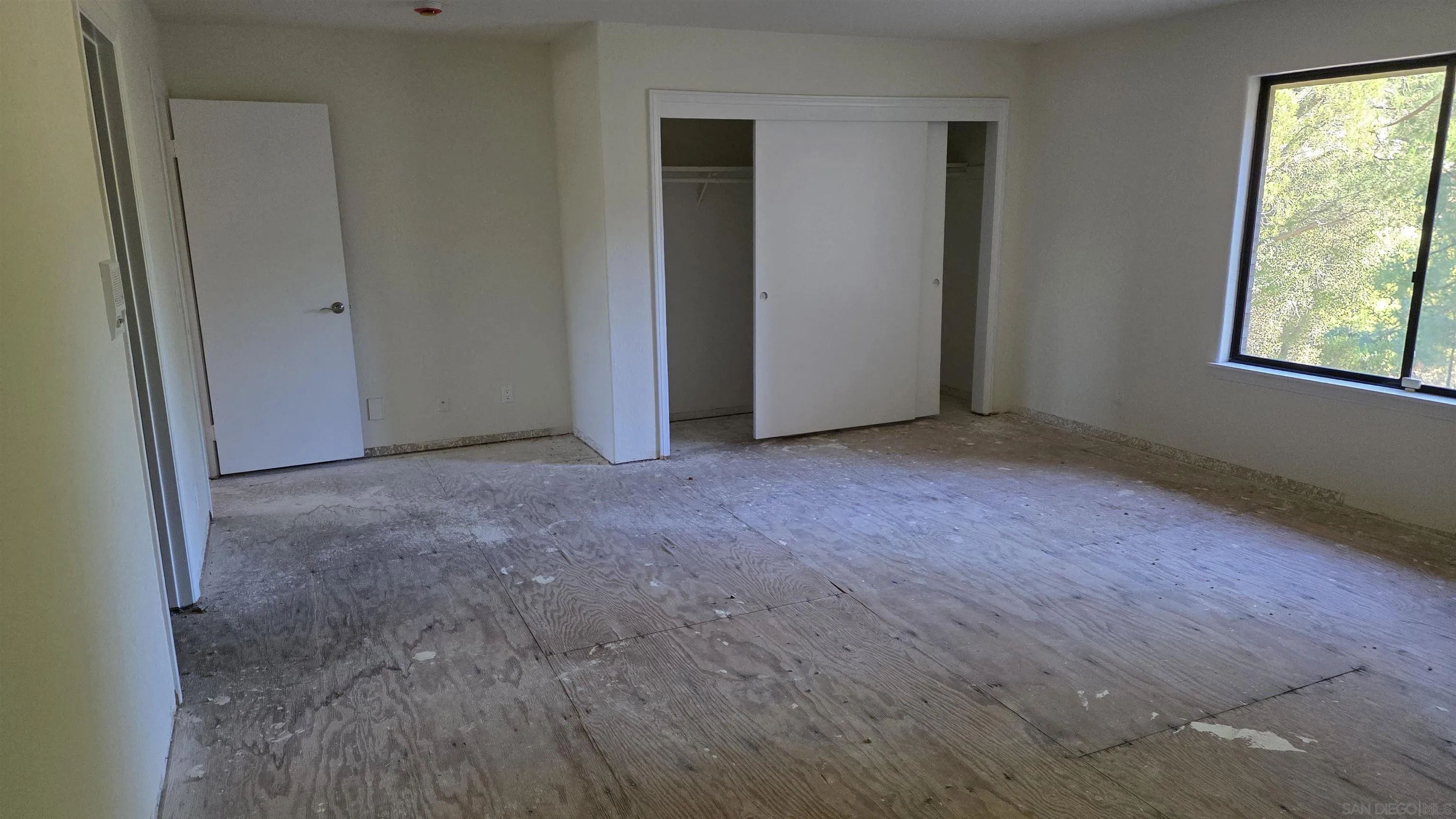 3725 Via Cielo Azul Alpine, CA 91901 - Photo 15 of 37 an empty room with windows and closet