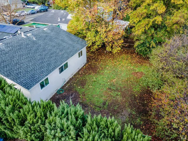 a view of a backyard