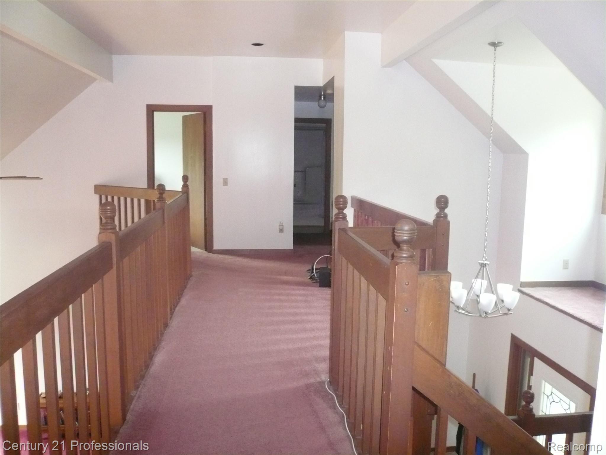 375 Olivewood Court Rochester, MI 48306 - Photo 21 of 49 2nd floor hall