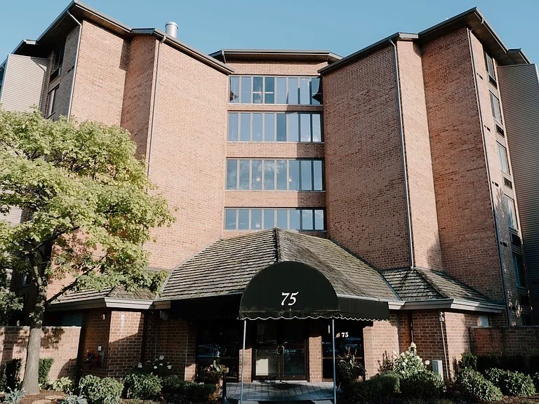 75 Kristin Circle, Unit 126 Schaumburg, IL 60195 - Photo 1 of 15 a front view of a house