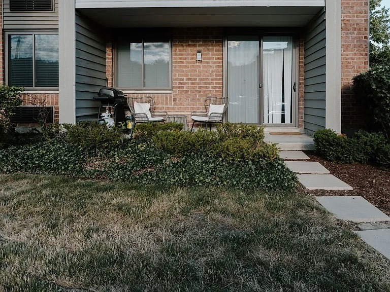 75 Kristin Circle, Unit 126 Schaumburg, IL 60195 - Photo 2 of 15 a front view of a house with garden