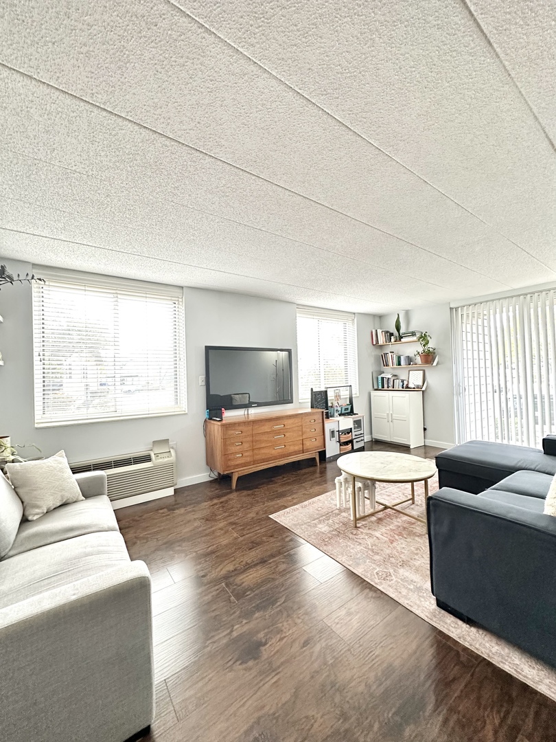75 Kristin Circle, Unit 126 Schaumburg, IL 60195 - Photo 5 of 15 a living room with furniture and a window