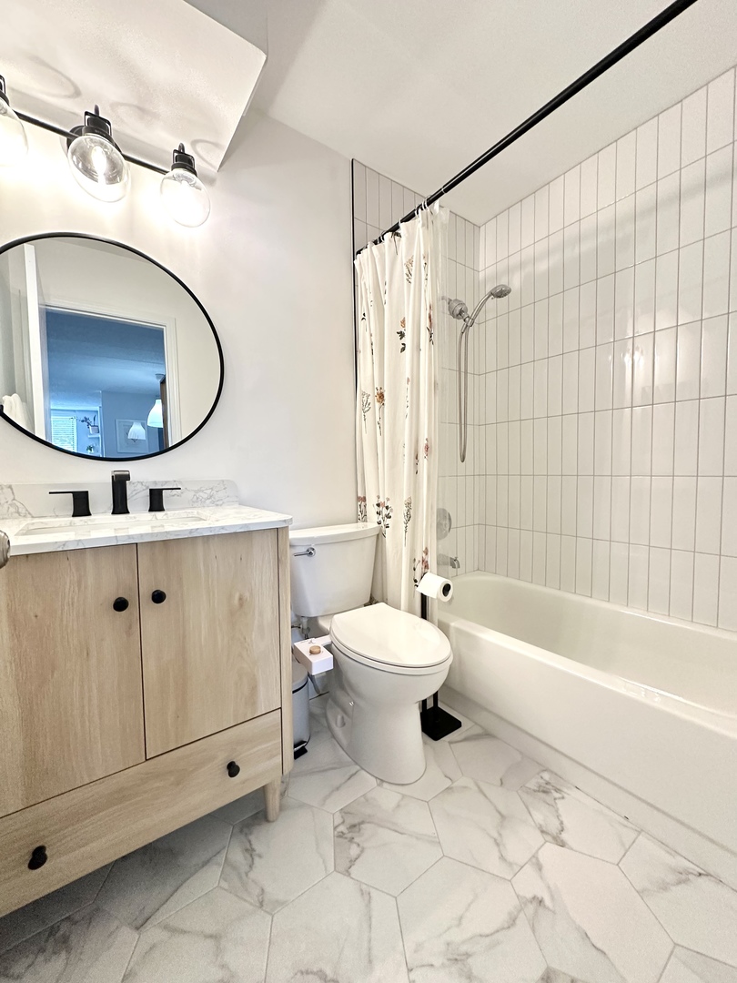 75 Kristin Circle, Unit 126 Schaumburg, IL 60195 - Photo 10 of 15 a bathroom with a sink a toilet and bathtub