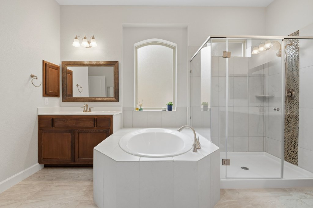558 Merion Drive Austin, TX 78737 - Photo 23 of 40 a bathroom with a tub sink and mirror