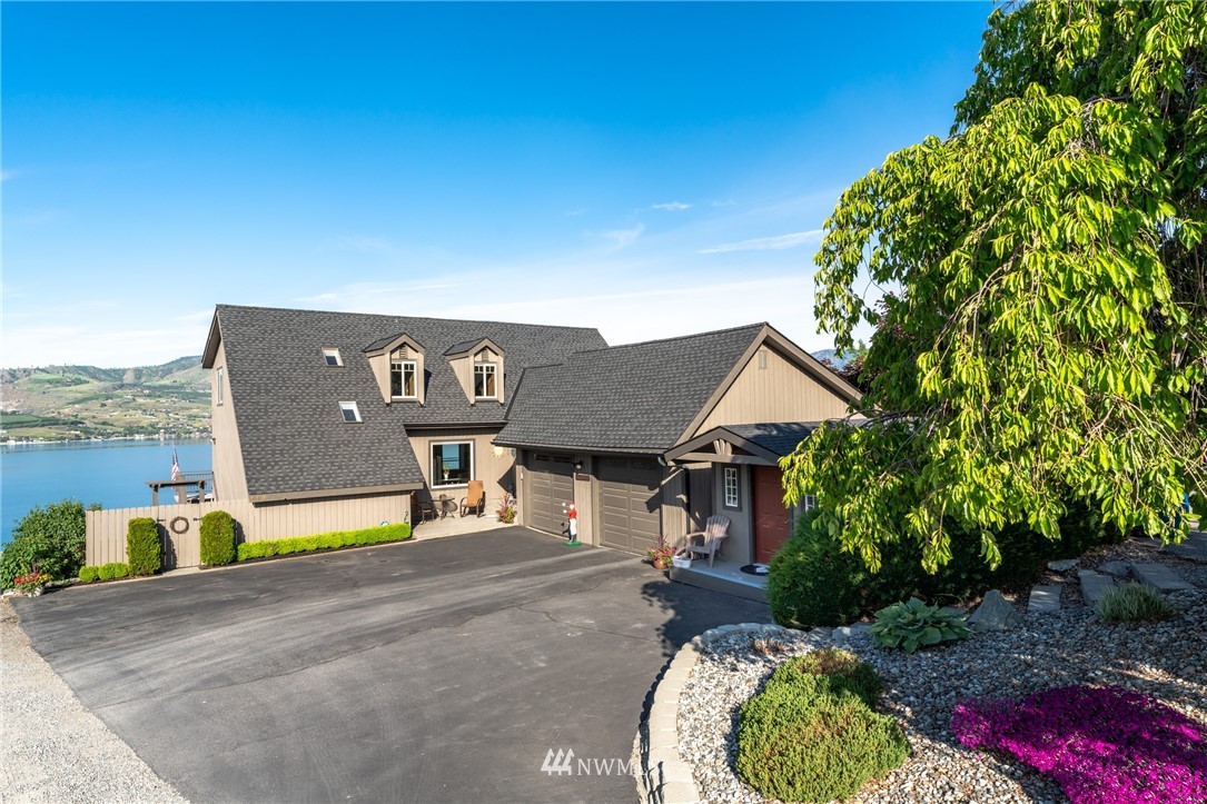 113 Riviera Place Chelan, WA 98816 - Photo 1 of 40 Gallery Image 1