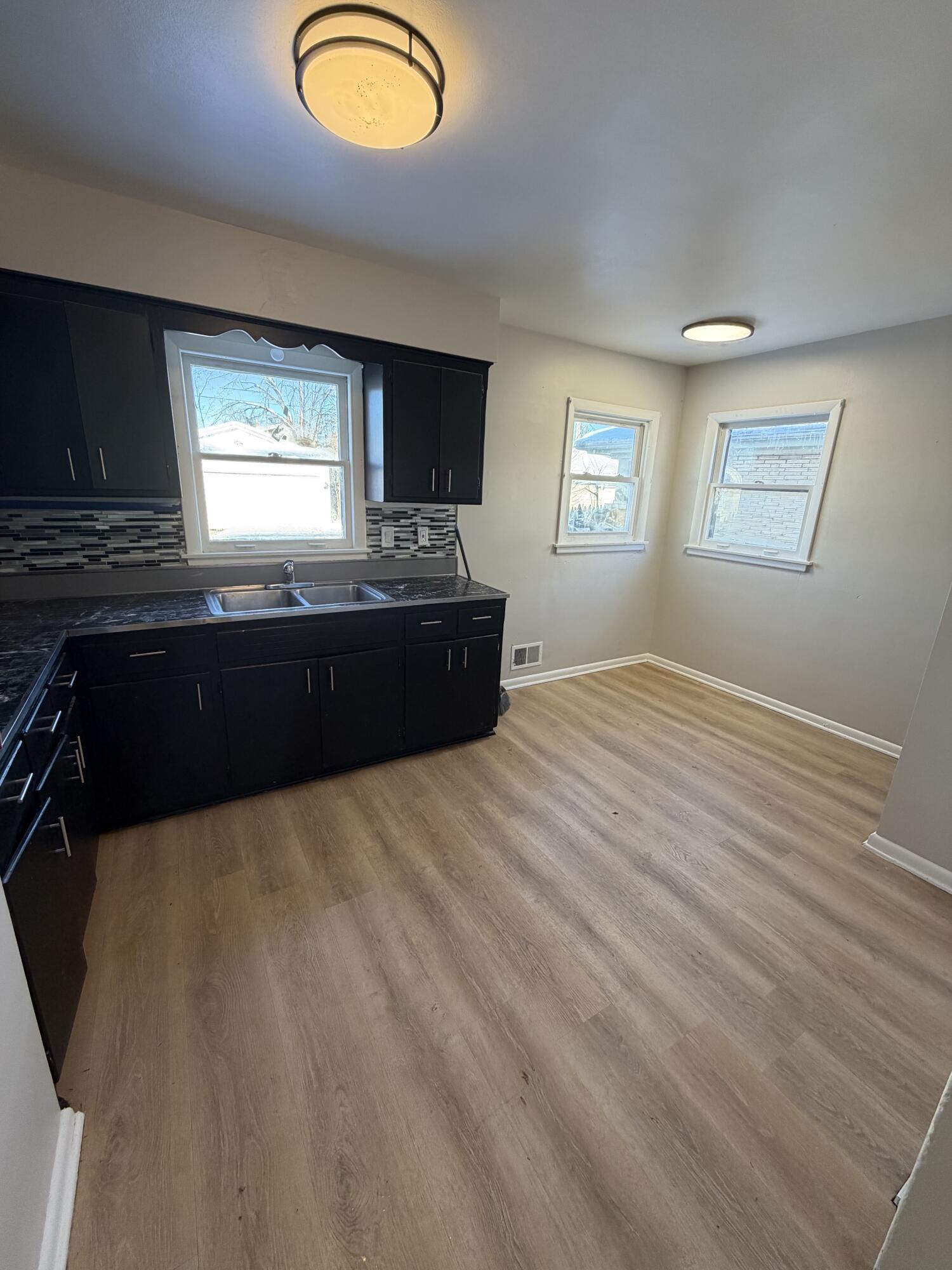 4334 West Eggert Pl. Milwaukee, WI 53218 - Photo 5 of 14 Kitchen