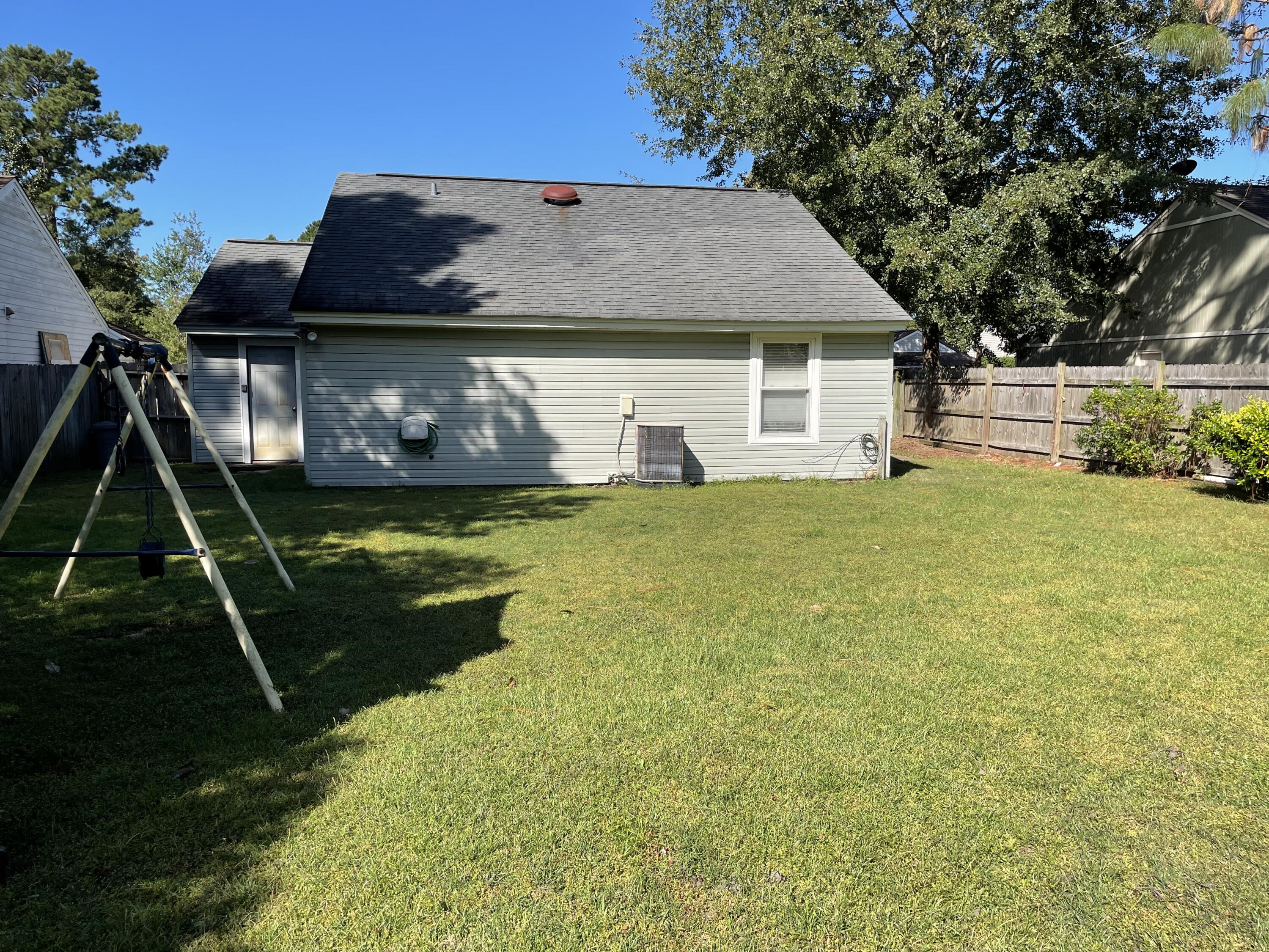 125 Lancashire Road Summerville, SC 29486 - Photo 4 of 11 IMG-2555
