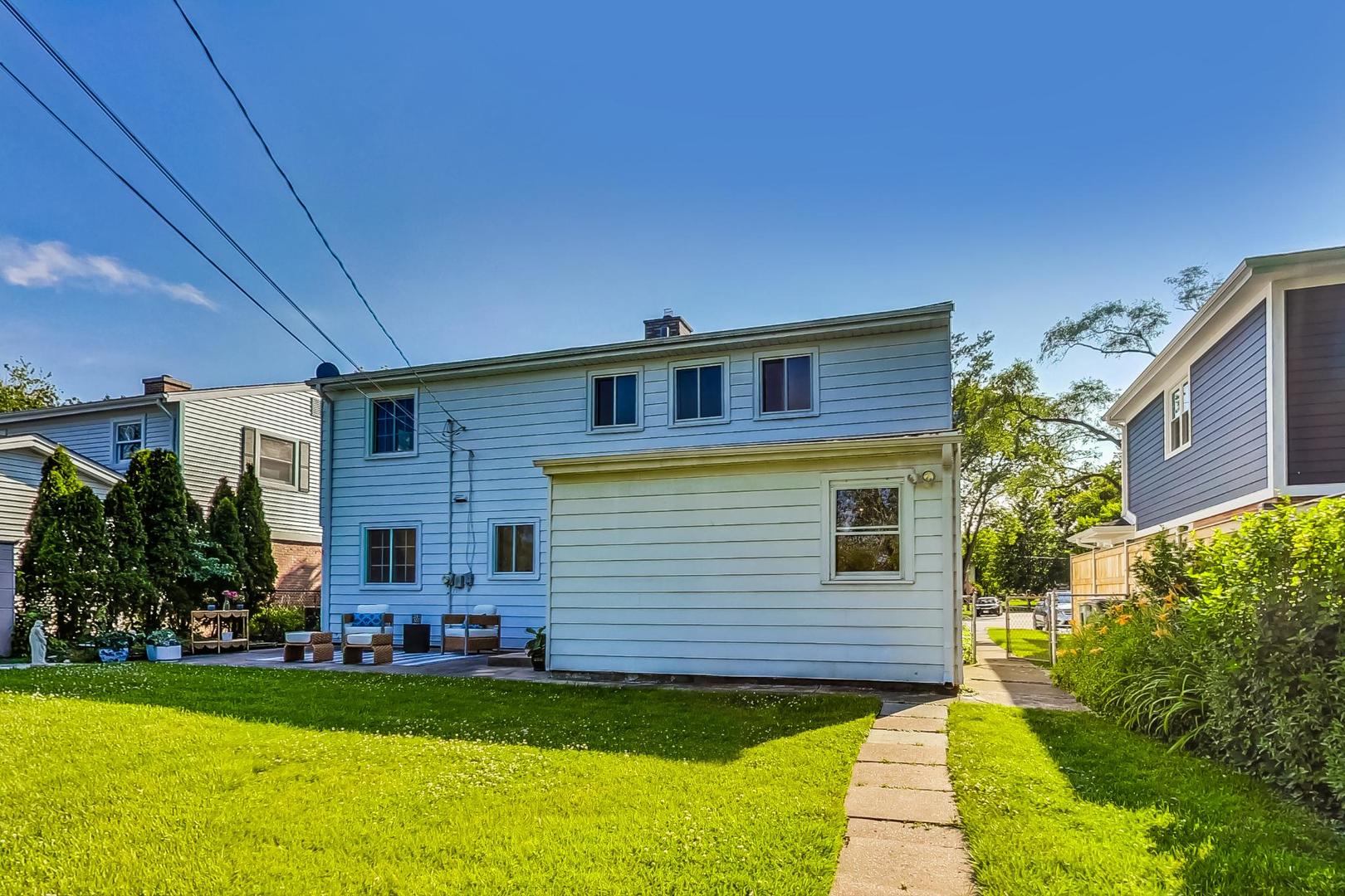 157 Riverside Drive Northfield, IL 60093 - Photo 19 of 21 a front view of house with yard