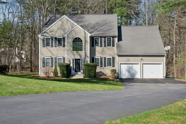 $825,000 | 320 Lincoln Circle, Northbridge, MA 01534