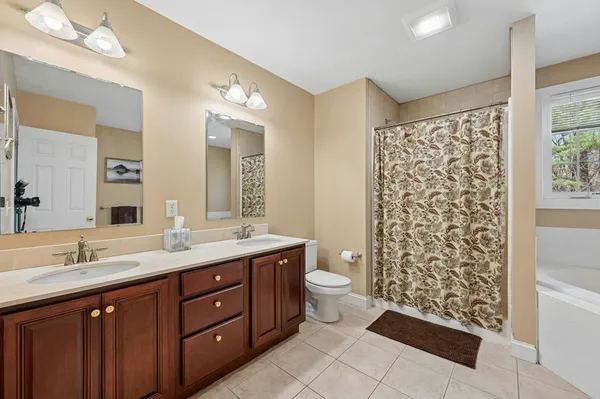 $825,000 | 320 Lincoln Circle, Northbridge, MA 01534