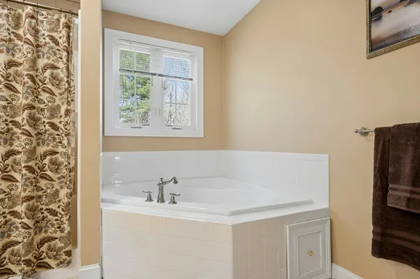 $825,000 | 320 Lincoln Circle, Northbridge, MA 01534
