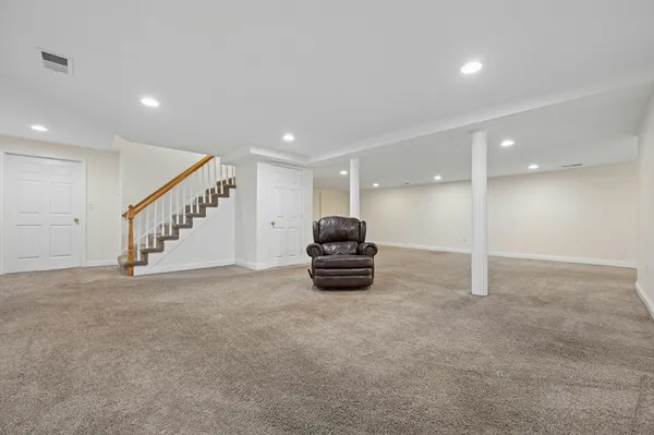 $825,000 | 320 Lincoln Circle, Northbridge, MA 01534