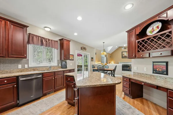 $825,000 | 320 Lincoln Circle, Northbridge, MA 01534